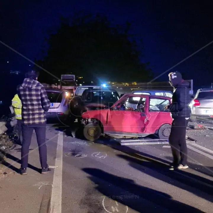 Incidente sulla statale 18 a Paola, sei auto coinvolte e due feriti gravi: traffico in tilt