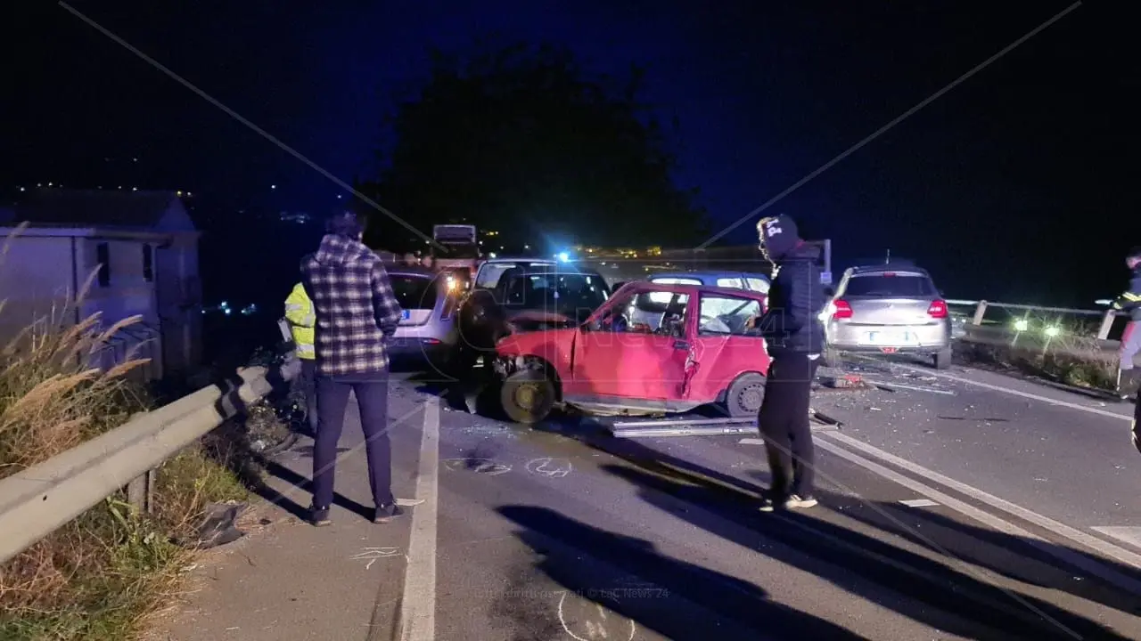 Incidente sulla statale 18 a Paola, sei auto coinvolte e due feriti gravi: traffico in tilt