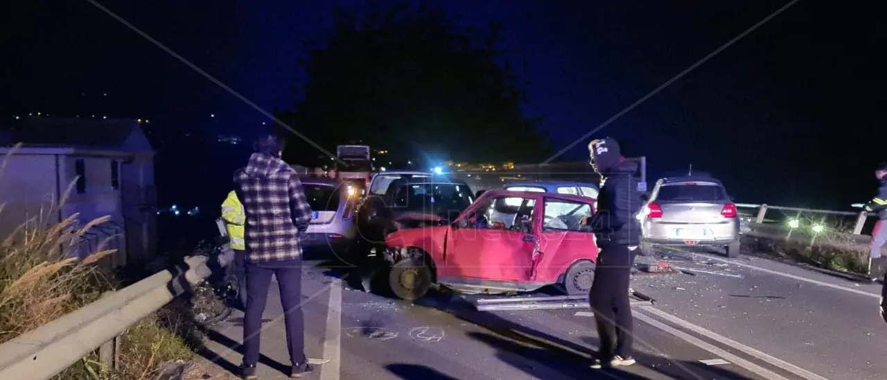 Incidente sulla statale 18 a Paola, sei auto coinvolte e due feriti gravi: traffico in tilt