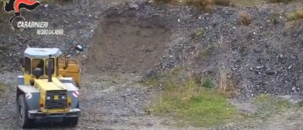 Reggio, il «disastro ambientale» nel torrente Valanidi avvelenato e il rischio di esondazione per lo scarico dei rifiuti