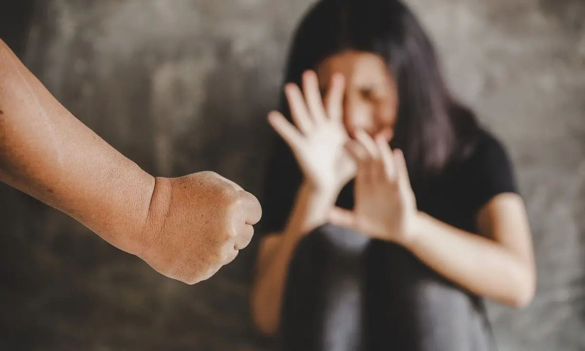 Aggredisce la compagna davanti ai figli e le rompe 2 denti: altro arresto per un 42enne che finisce in carcere