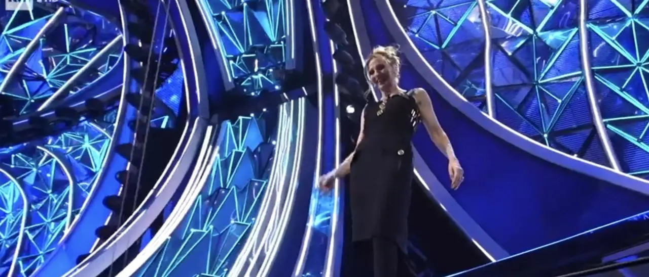 A Sanremo un altro tocco di Calabria, l’omaggio a Gianni Versace di Lorella Cuccarini: «Colonna del nostro Made in Italy»