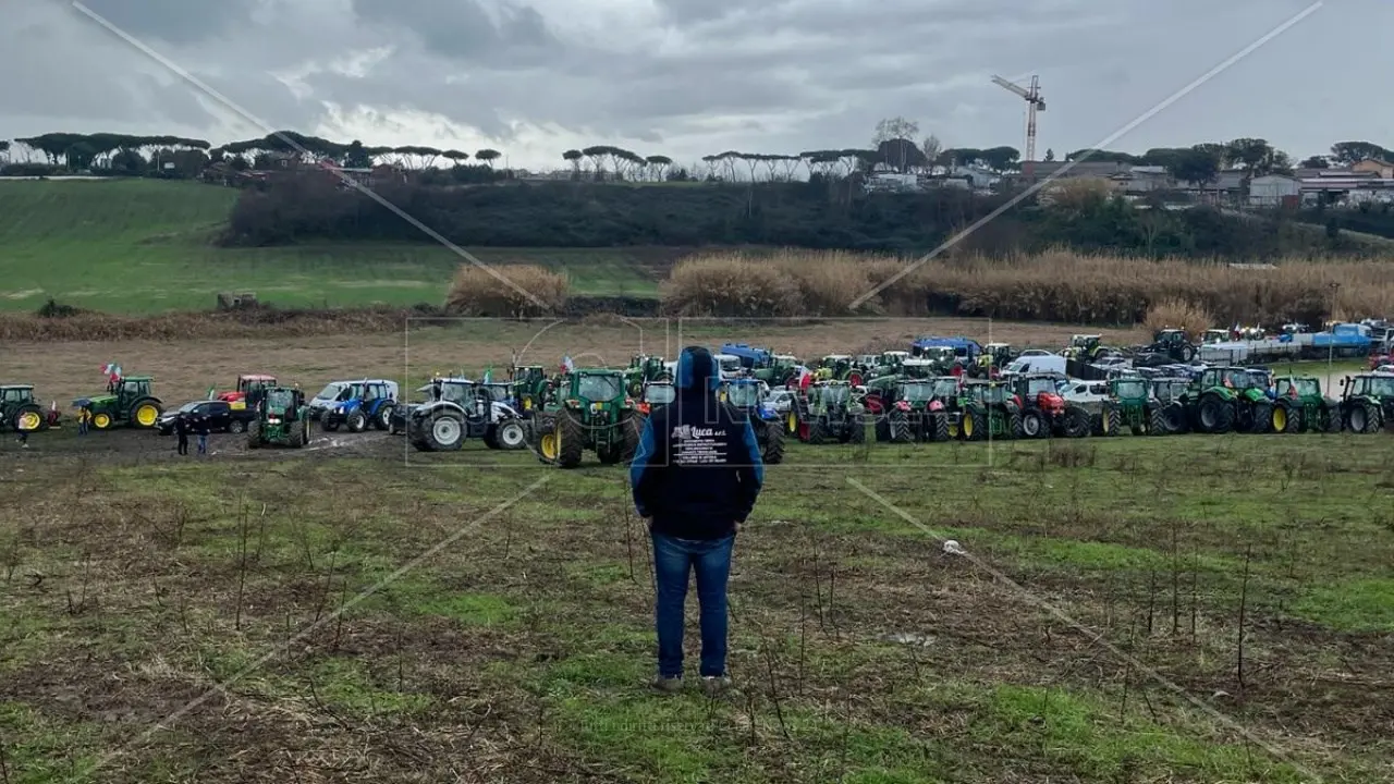 Agricoltori in protesta a Roma, nulla di fatto dall’incontro con il ministro ma c’è la promessa di un tavolo: «Il presidio resta»