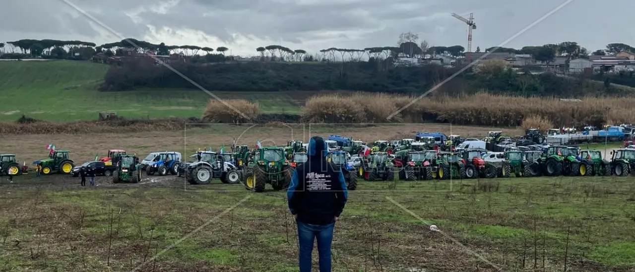 Agricoltori in protesta a Roma, nulla di fatto dall’incontro con il ministro ma c’è la promessa di un tavolo: «Il presidio resta»