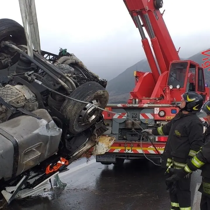 Incidente in autostrada nel Cosentino, camion perde il controllo e si ribalta: ferito il conducente