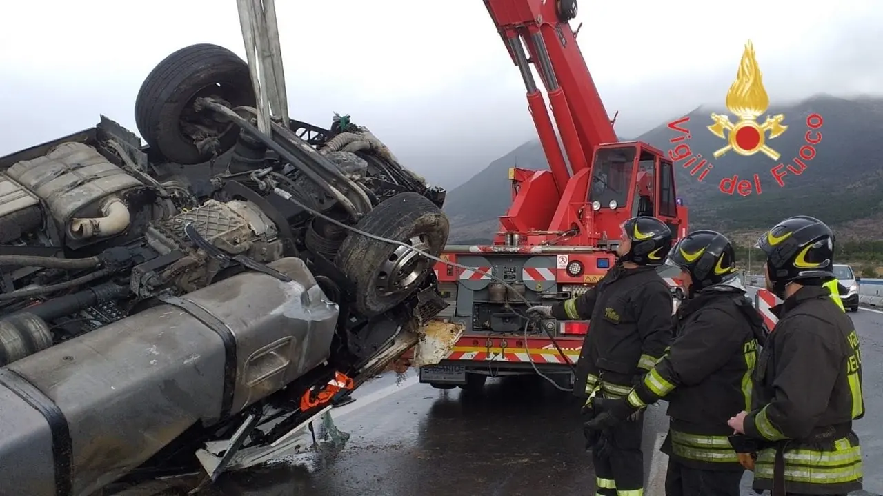 Incidente in autostrada nel Cosentino, camion perde il controllo e si ribalta: ferito il conducente