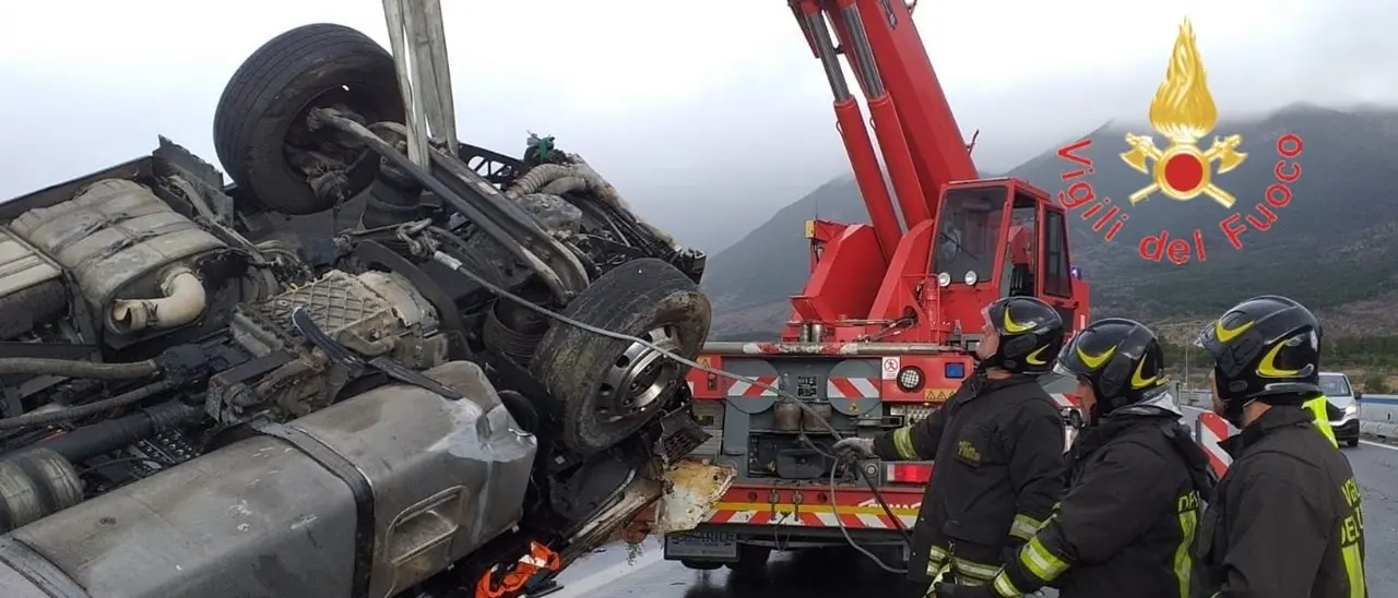 Incidente in autostrada nel Cosentino, camion perde il controllo e si ribalta: ferito il conducente