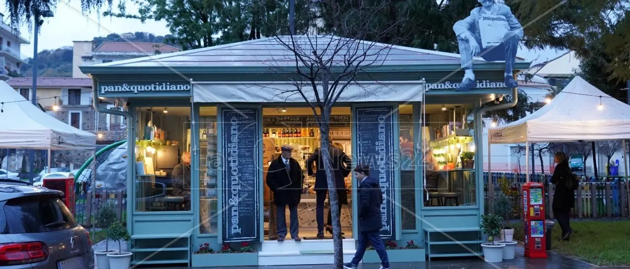 I giornali non si vendono e a Lamezia un’edicola storica si reinventa: non solo carta stampata ma anche eventi e moda