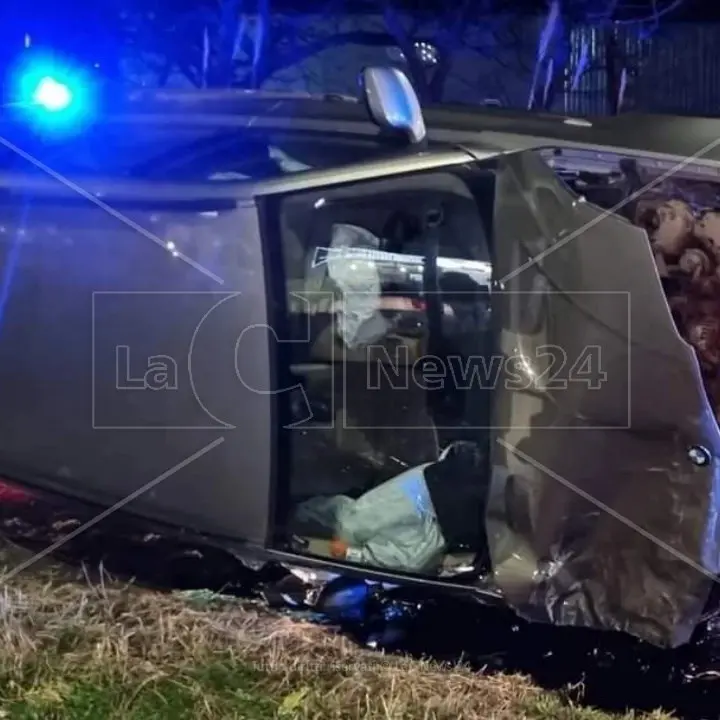 Scontro tra due auto a Corigliano Rossano, una si ribalta: quattro persone ferite, tra loro anche un bambino