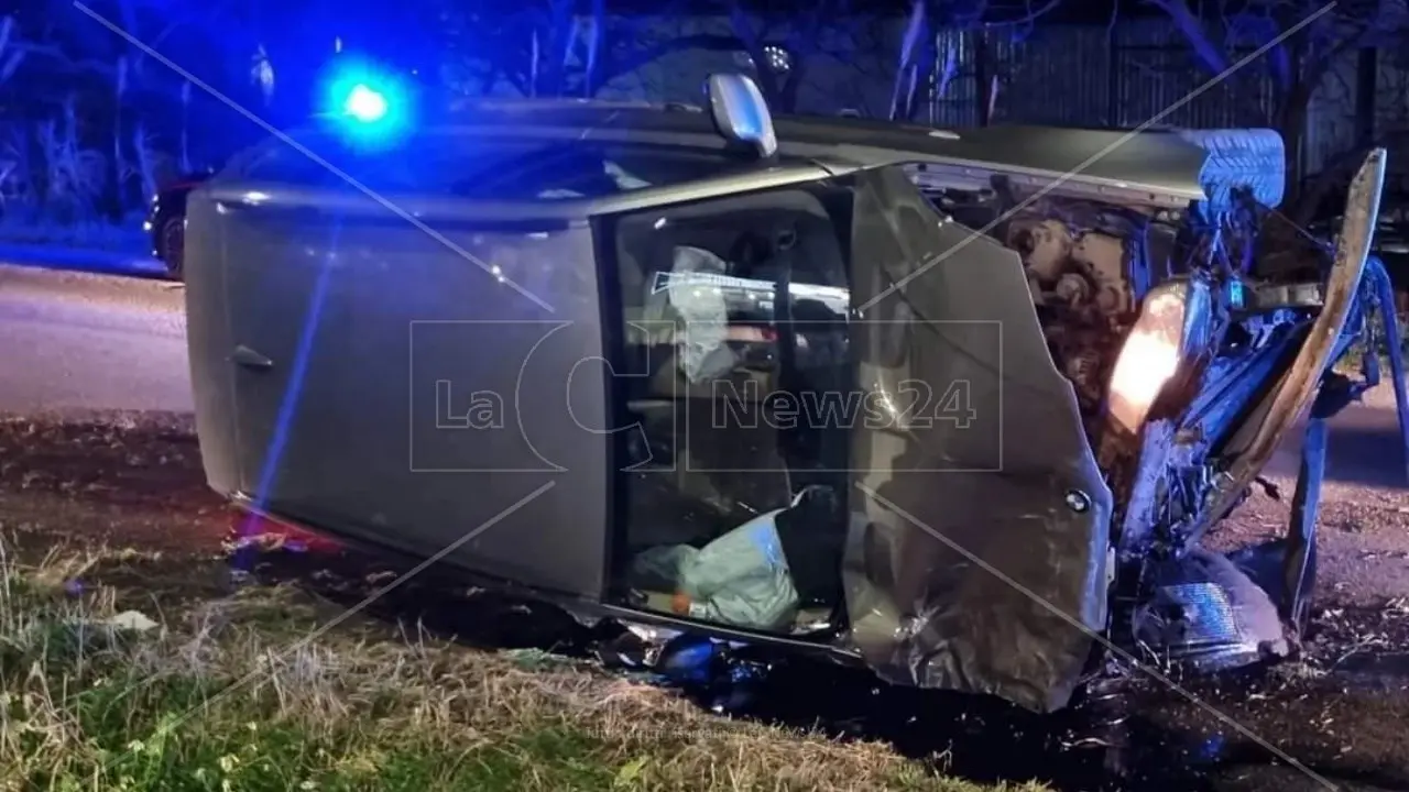 Scontro tra due auto a Corigliano Rossano, una si ribalta: quattro persone ferite, tra loro anche un bambino