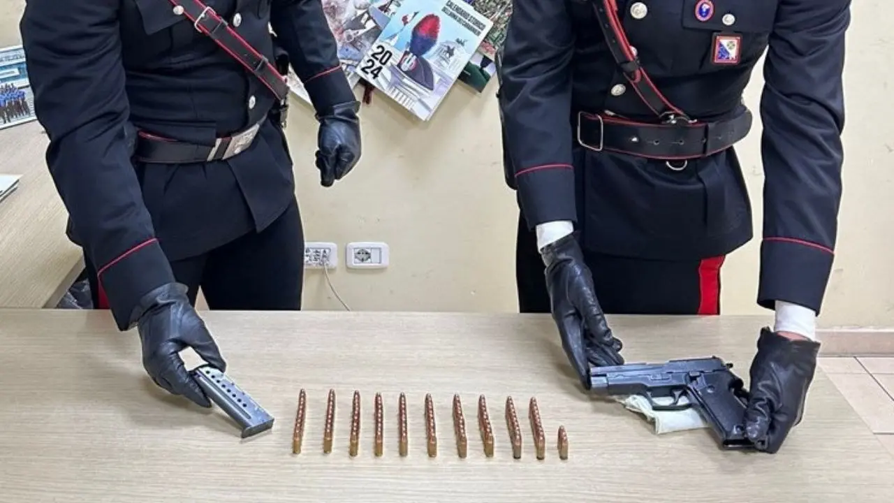 Gioia Tauro, pistola clandestina e oltre 100 proiettili nascosti in casa: arrestata una 78enne