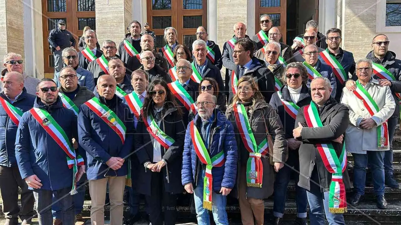 Autonomia differenziata, i sindaci calabresi in piazza. Succurro al sit-in di Cosenza: «Pronti alle barricate»