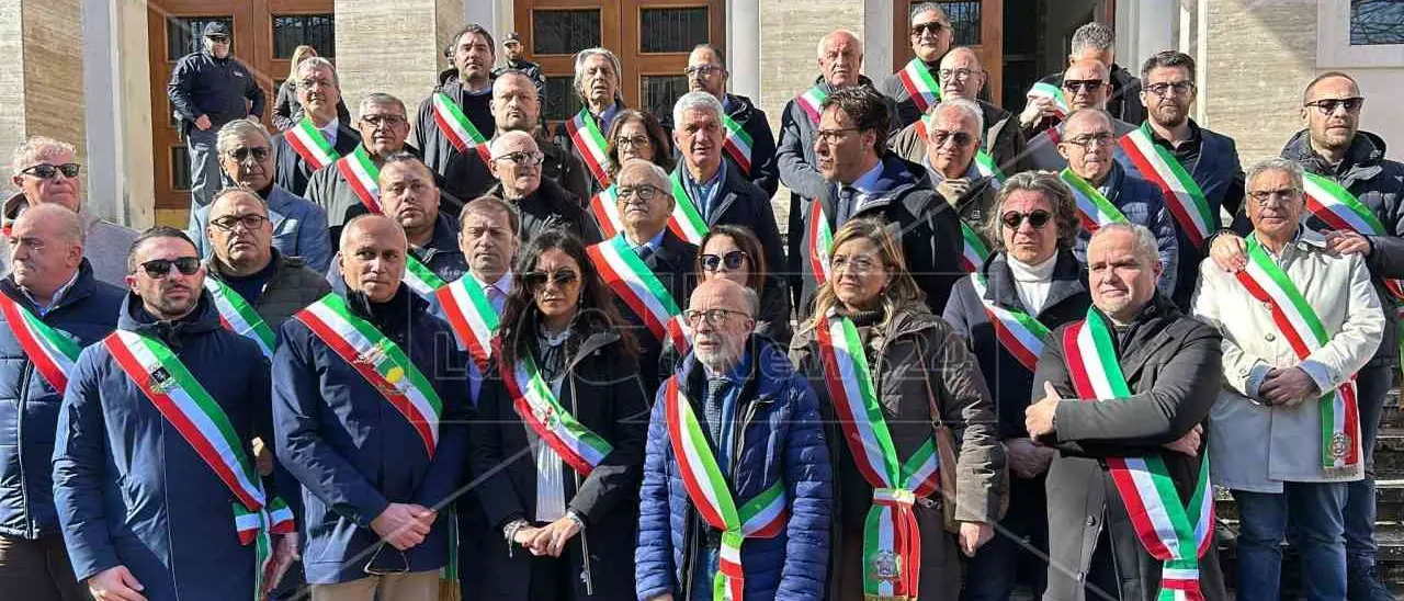 Autonomia differenziata, i sindaci calabresi in piazza. Succurro al sit-in di Cosenza: «Pronti alle barricate»