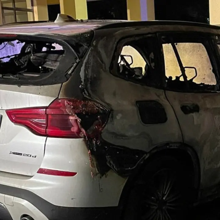 Incendio doloso a Crotone, in fiamme l’auto di un avvocato: «Azione vile e spregevole»