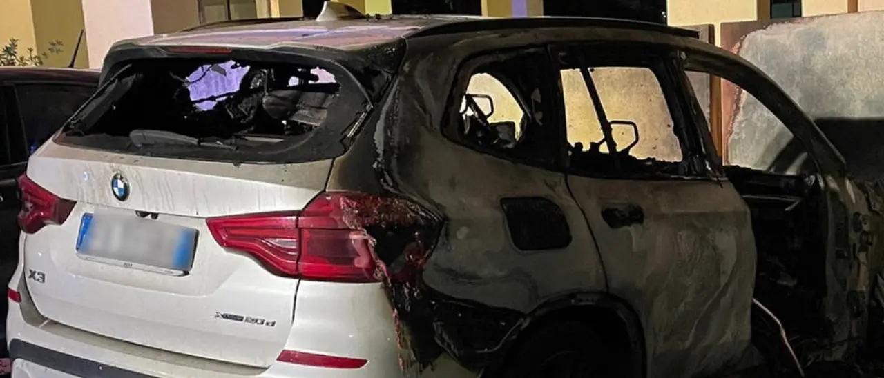 Incendio doloso a Crotone, in fiamme l’auto di un avvocato: «Azione vile e spregevole»