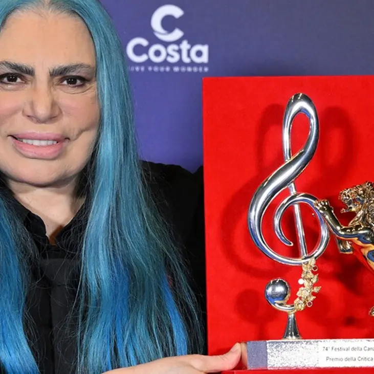 Il premio della critica Mia Martini realizzato dall’orafo Affidato: «Che gioia vederlo nelle mani di Loredana Bertè»