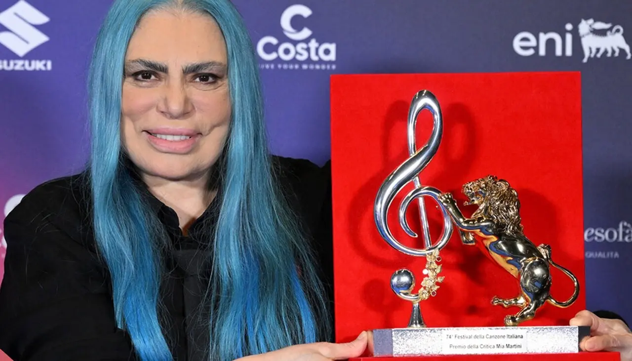 Il premio della critica Mia Martini realizzato dall’orafo Affidato: «Che gioia vederlo nelle mani di Loredana Bertè»