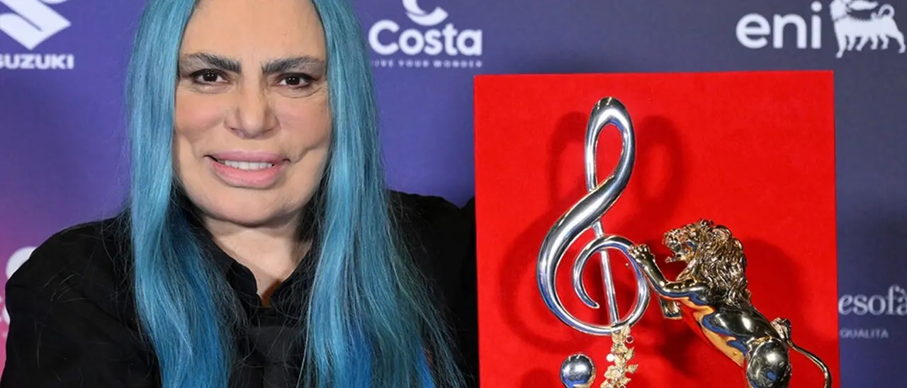 Il premio della critica Mia Martini realizzato dall’orafo Affidato: «Che gioia vederlo nelle mani di Loredana Bertè»