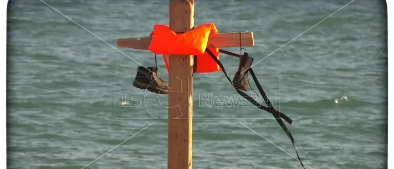 Cutro, i migranti credevano di essere in salvo. I messaggi ai parenti prima del disastro: «Siamo arrivati, Dio ci ha graziato»