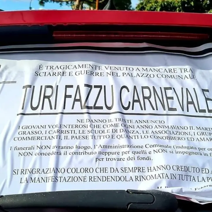 Melicucco, ignoti contestano il Comune con un manifesto funebre sulla macchina del sindaco: «È venuto a mancare il carnevale»