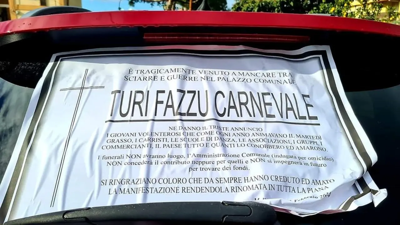 Melicucco, ignoti contestano il Comune con un manifesto funebre sulla macchina del sindaco: «È venuto a mancare il carnevale»