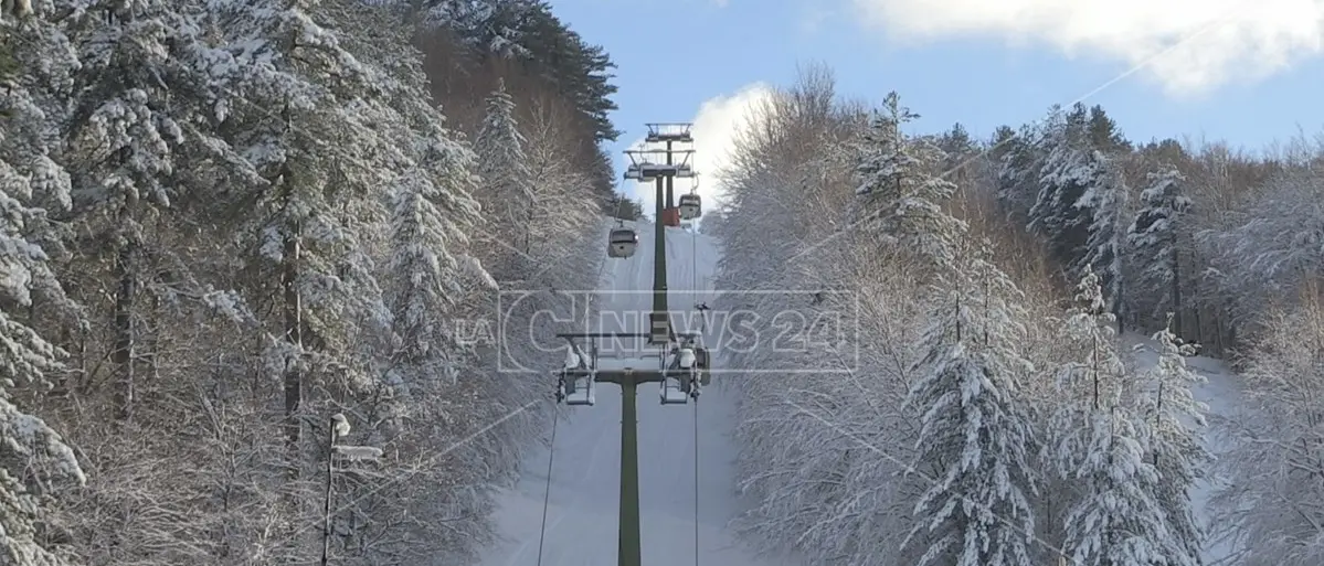 A Camigliatello si torna a sciare: dopo il guasto riaprono gli impianti di risalita