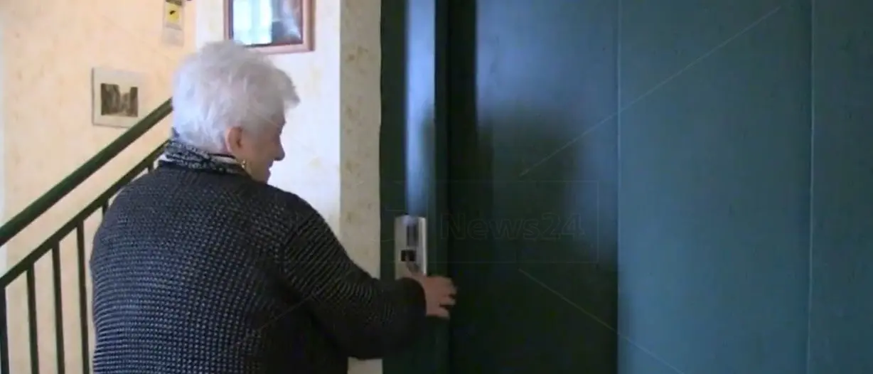 Anziani “reclusi” al quinto piano senza ascensore di un alloggio popolare di Vibo, l’Aterp: «Non abbiamo soldi né altre case»