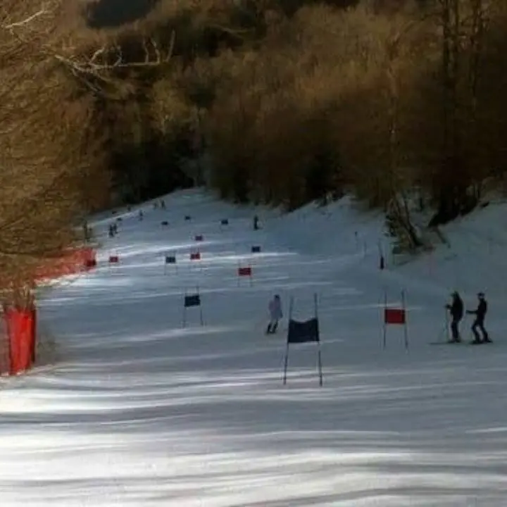 Lorica riapre le piste da sci: domani cabinovia in funzione mentre la primavera già incombe