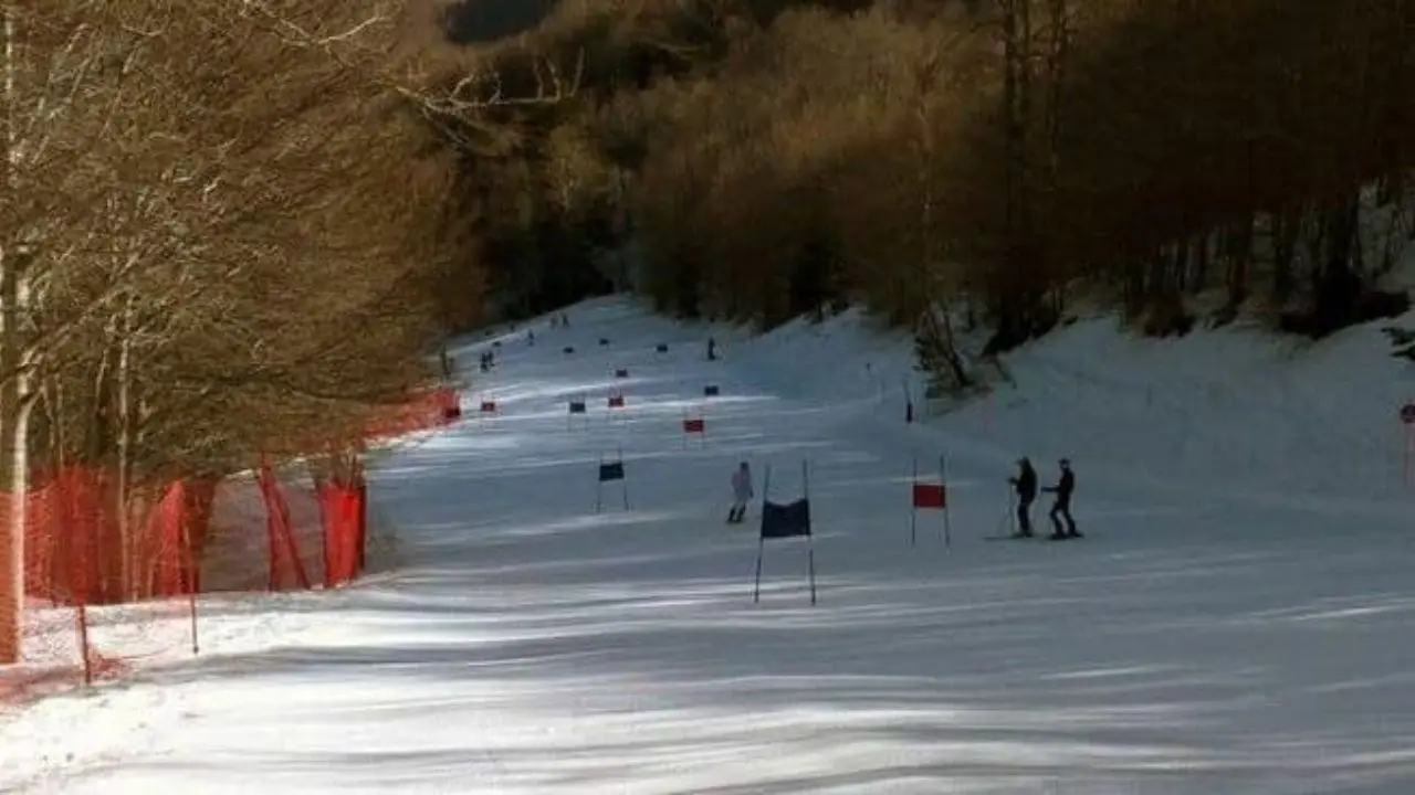 Lorica riapre le piste da sci: domani cabinovia in funzione mentre la primavera già incombe