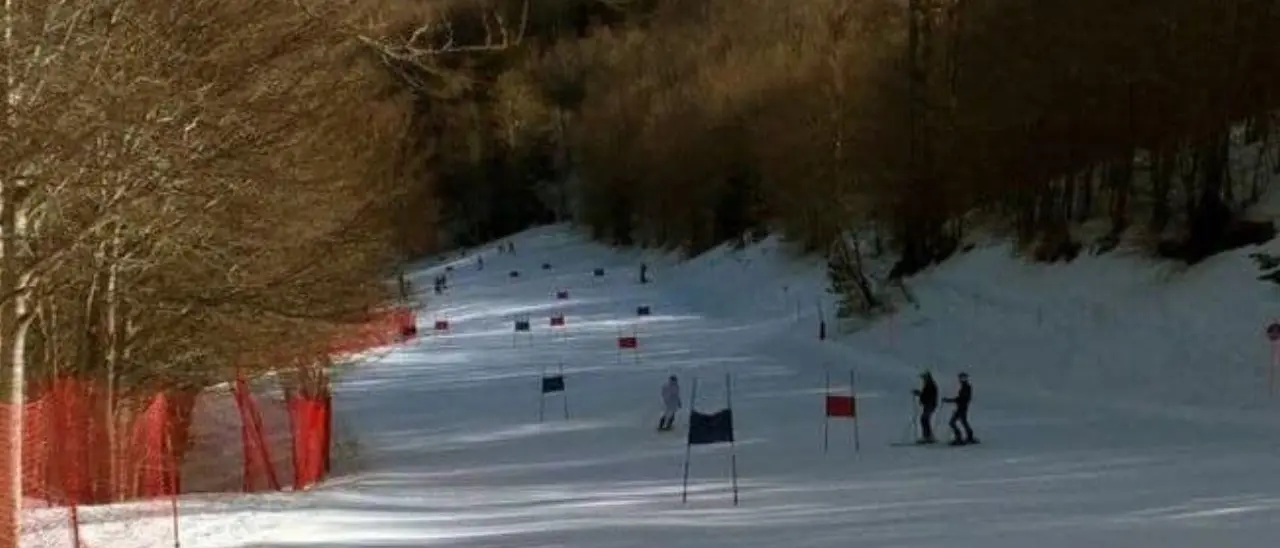 Lorica riapre le piste da sci: domani cabinovia in funzione mentre la primavera già incombe