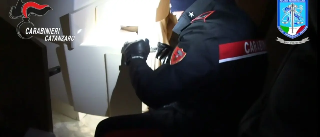 Il carcere di Catanzaro come un hotel: «Appuntà qua comandiamo noi, tu fai il portapacchi». I prezzi: 700 euro per uno smartphone in cella