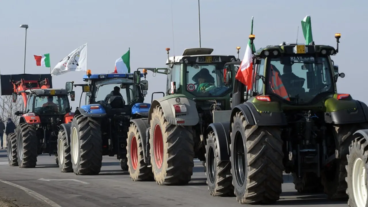 Protesta dei trattori a Roma, agricoltori del Crotonese sotto Palazzo Chigi per manifestare