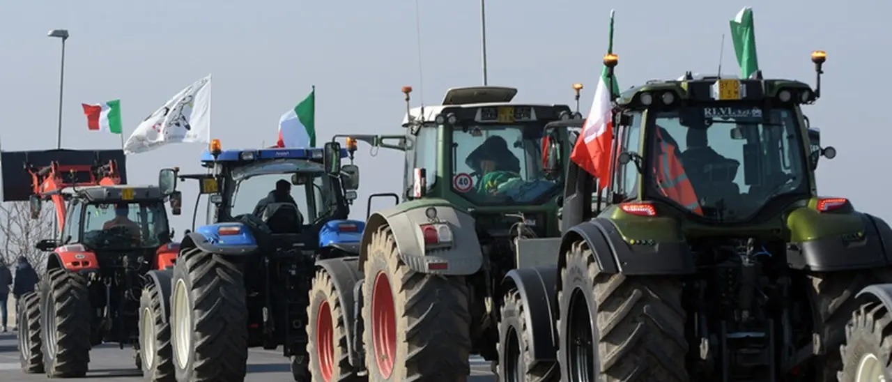 Protesta dei trattori a Roma, agricoltori del Crotonese sotto Palazzo Chigi per manifestare