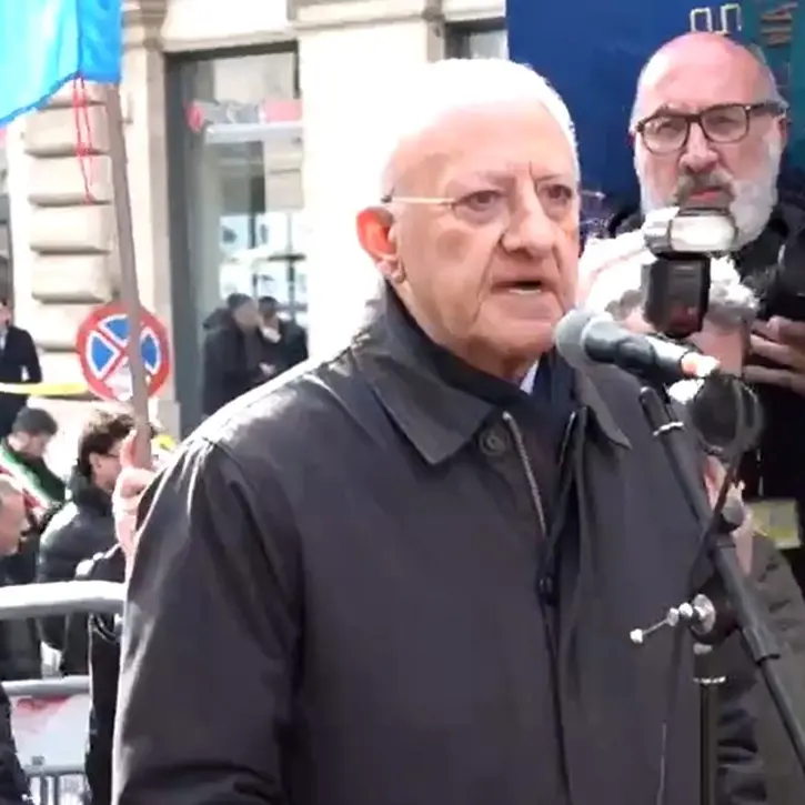 De Luca porta centinaia di sindaci in piazza a Roma contro l’autonomia differenziata: «La dignità del Sud non è in vendita»