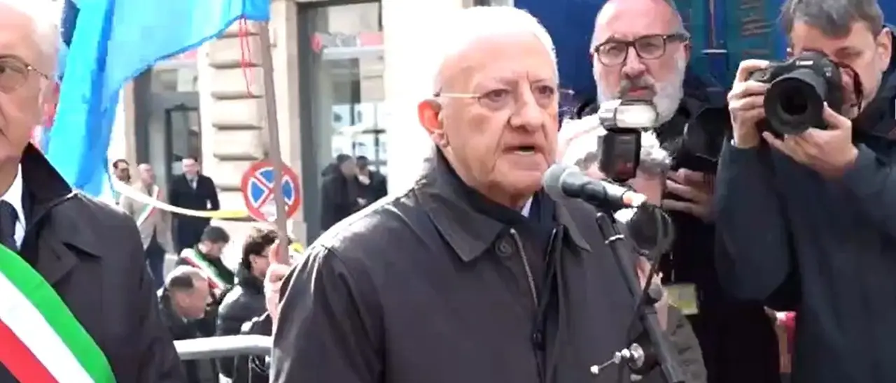De Luca porta centinaia di sindaci in piazza a Roma contro l’autonomia differenziata: «La dignità del Sud non è in vendita»