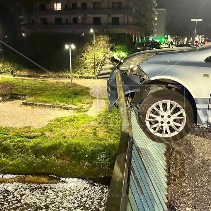 Tamponamento a Rende, un’auto finisce fuori strada rischiando di precipitare nel torrente