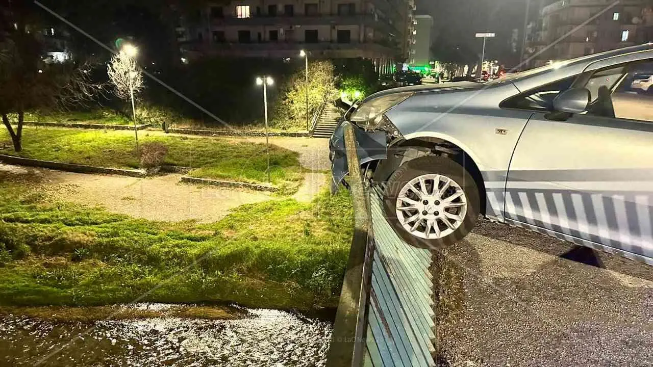 Tamponamento a Rende, un’auto finisce fuori strada rischiando di precipitare nel torrente