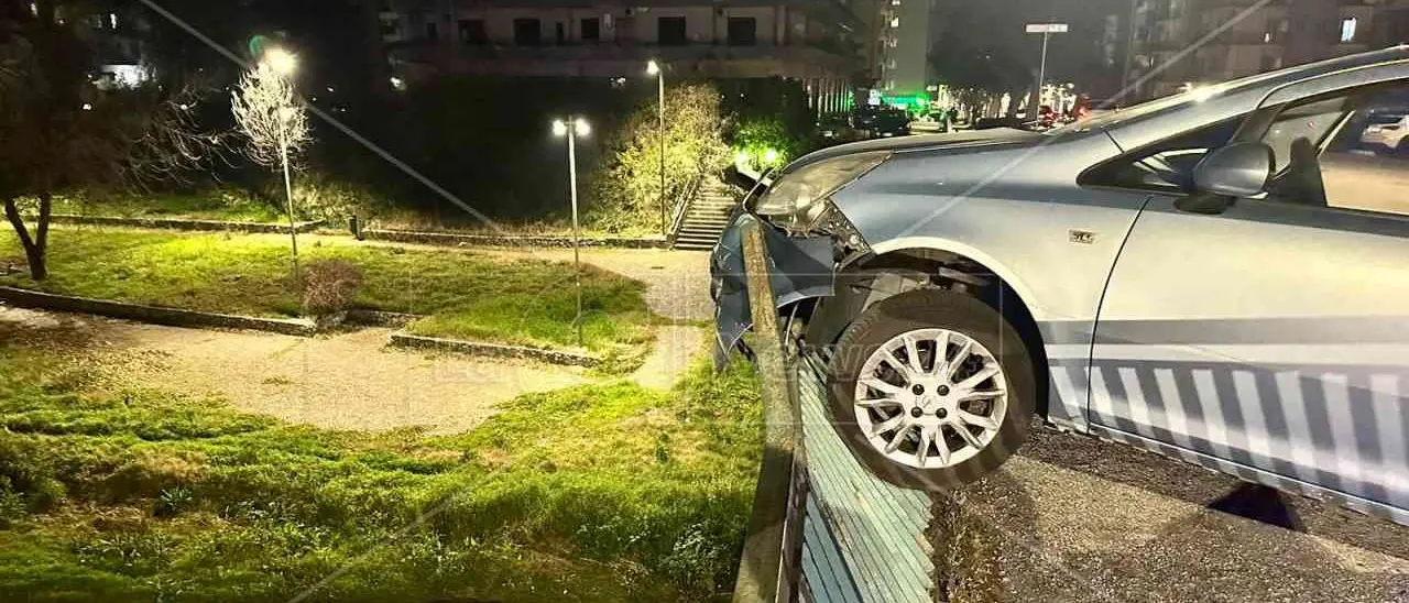 Tamponamento a Rende, un’auto finisce fuori strada rischiando di precipitare nel torrente