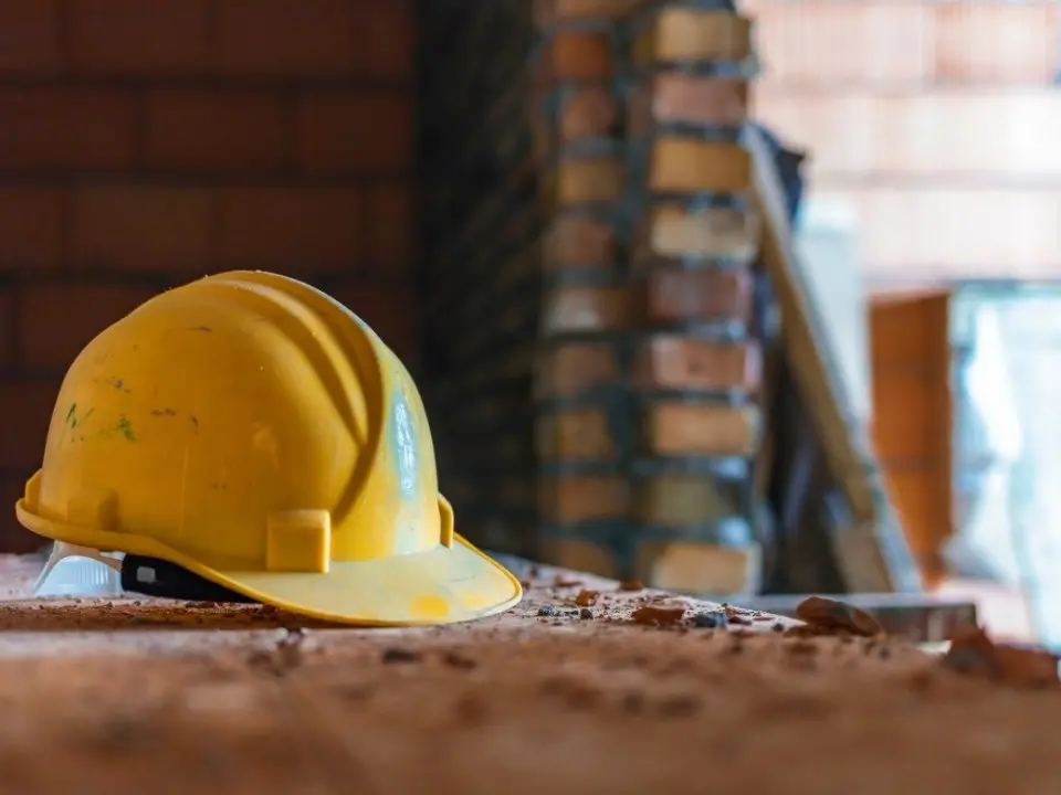 Incidente sul lavoro nel Cosentino, operaio muore a Frascineto schiacciato da una lastra di cemento
