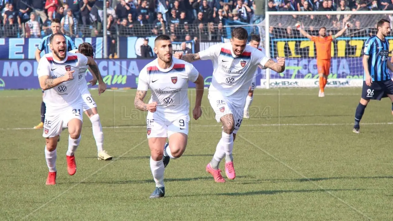 Cosenza, Tutino è una meraviglia. I lupi vincono 3-1 in casa del Lecco