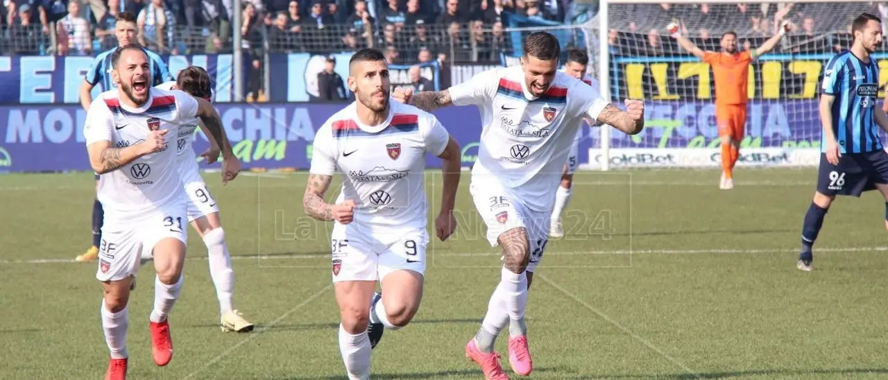 Cosenza, Tutino è una meraviglia. I lupi vincono 3-1 in casa del Lecco