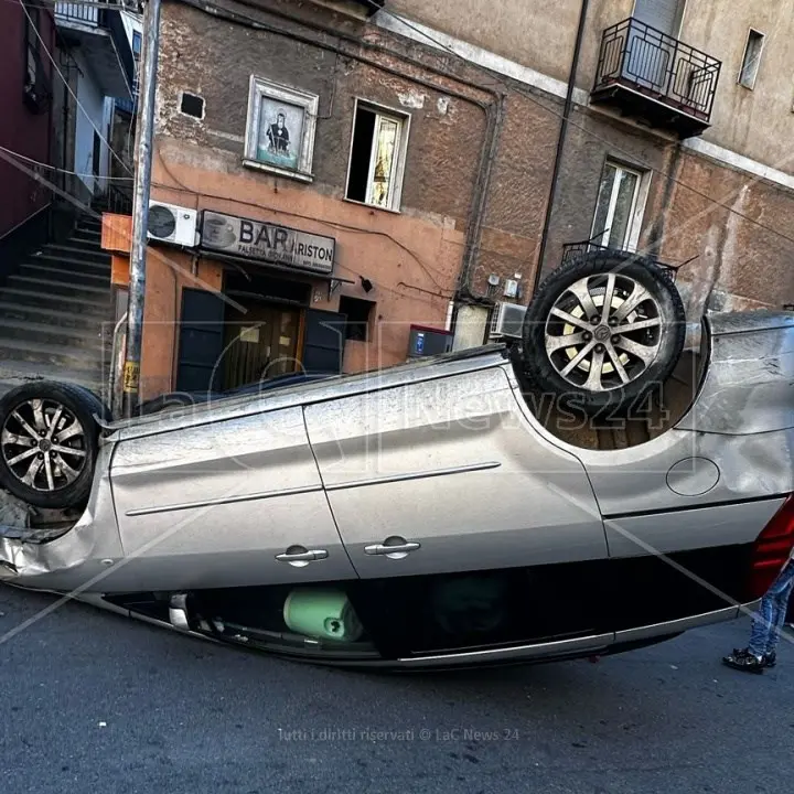 Corigliano Rossano, auto sbanda e si ribalta: il conducente sbalzato fuori dal finestrino, è grave