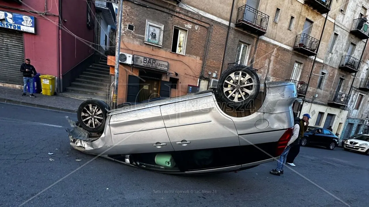 Corigliano Rossano, auto sbanda e si ribalta: il conducente sbalzato fuori dal finestrino, è grave