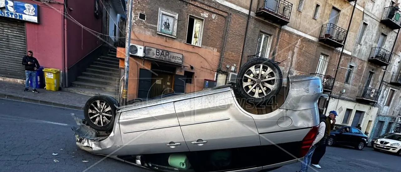 Corigliano Rossano, auto sbanda e si ribalta: il conducente sbalzato fuori dal finestrino, è grave