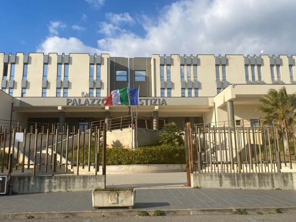 Operaio schiacciato da una lastra a Frascineto, indagate tre persone: sono due colleghi e il datore di lavoro