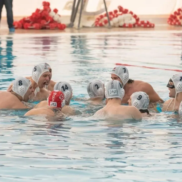 Pallanuoto, la Rari Nantes Crotone perde in casa ma rimane prima: finisce 8 a 9 per l’Olympic Roma