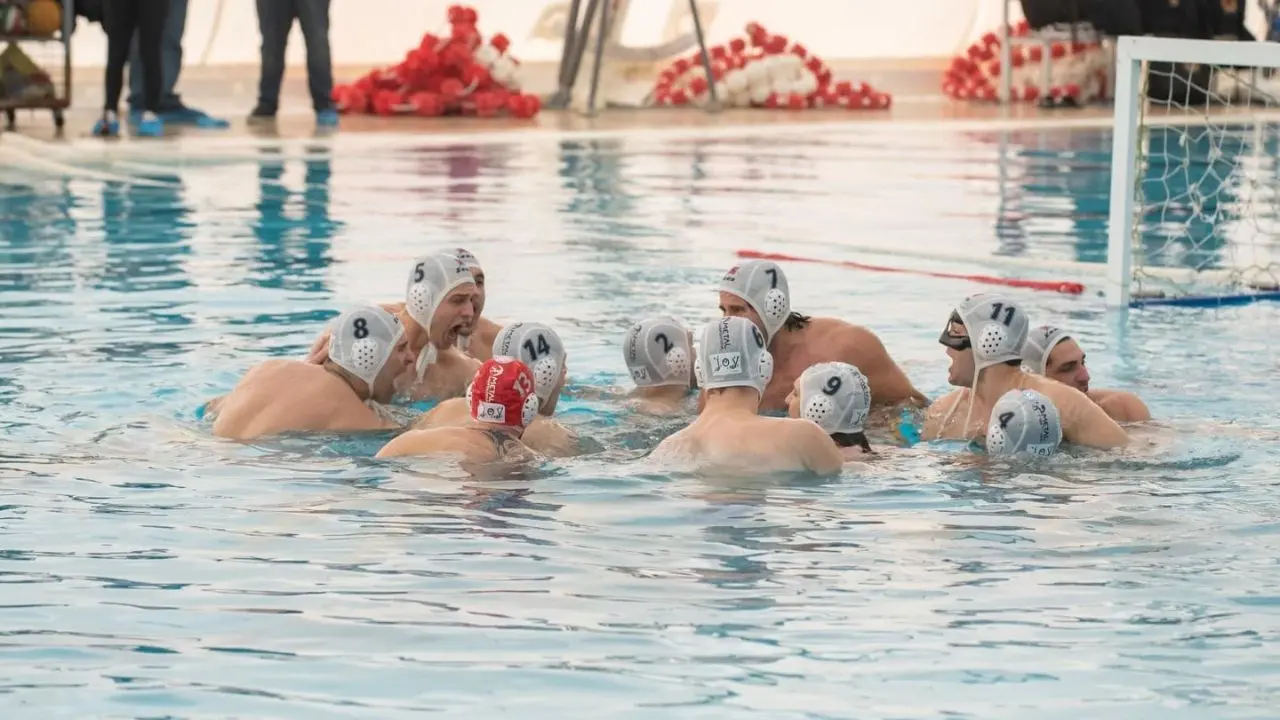 Pallanuoto, la Rari Nantes Crotone perde in casa ma rimane prima: finisce 8 a 9 per l’Olympic Roma