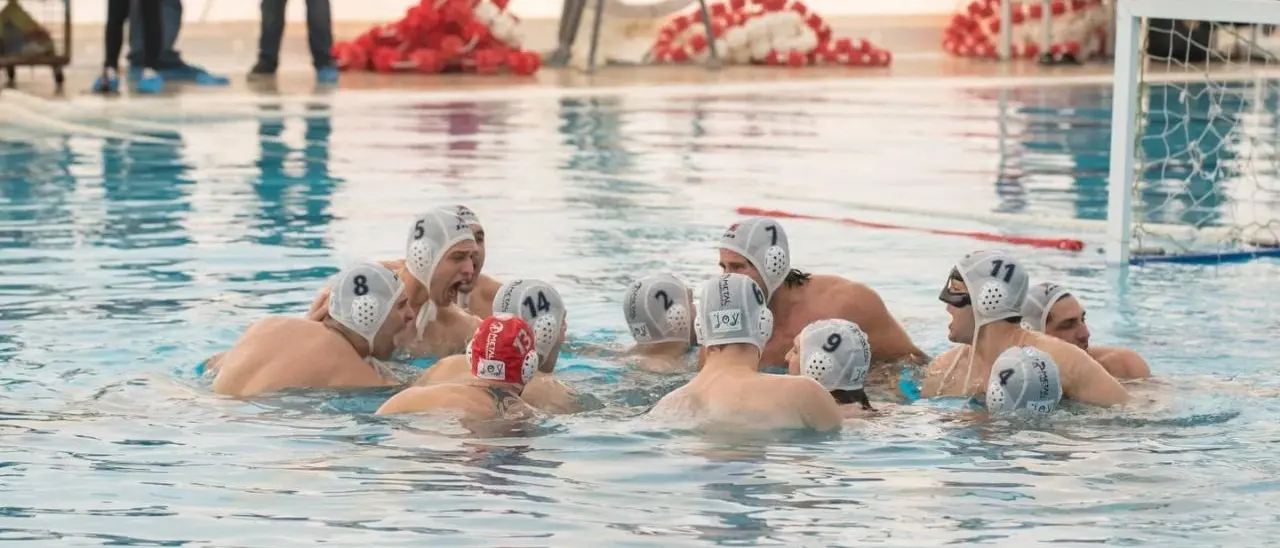 Pallanuoto, la Rari Nantes Crotone perde in casa ma rimane prima: finisce 8 a 9 per l’Olympic Roma