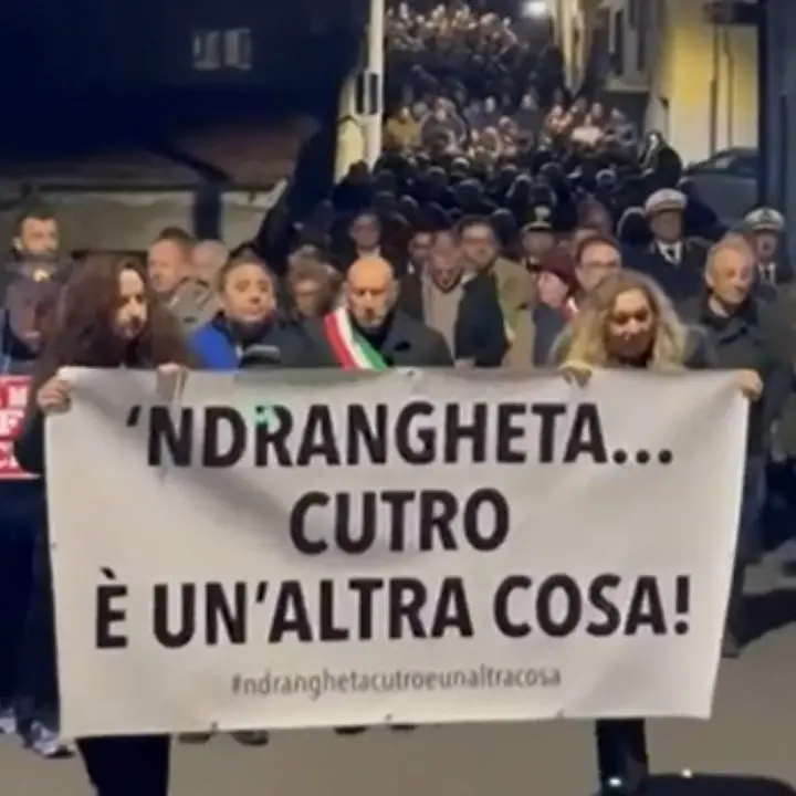 Cutro, mille persone sfilano contro la mafia. Il sindaco Ceraso: «La ’ndrangheta non ha più casa qui»