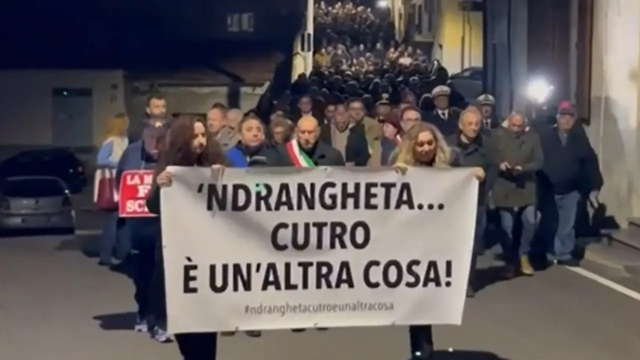 Cutro, mille persone sfilano contro la mafia. Il sindaco Ceraso: «La ’ndrangheta non ha più casa qui»